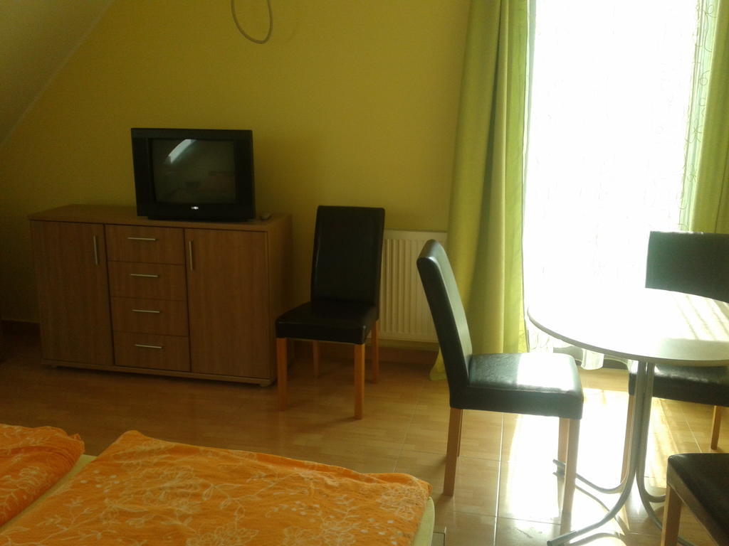 Hatarmenti Vendeghaz Zsira Rom bilde