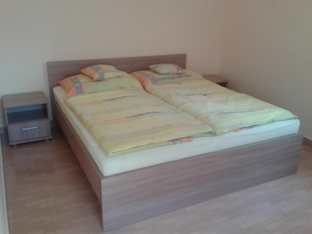 Hatarmenti Vendeghaz Zsira Rom bilde